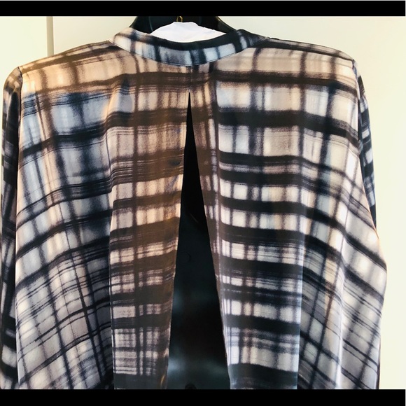 Ro & De Split Back Blouse - Picture 4 of 6